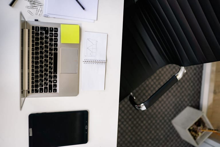 Snap +Opt Eprex: um notebook aberto sobre a mesa